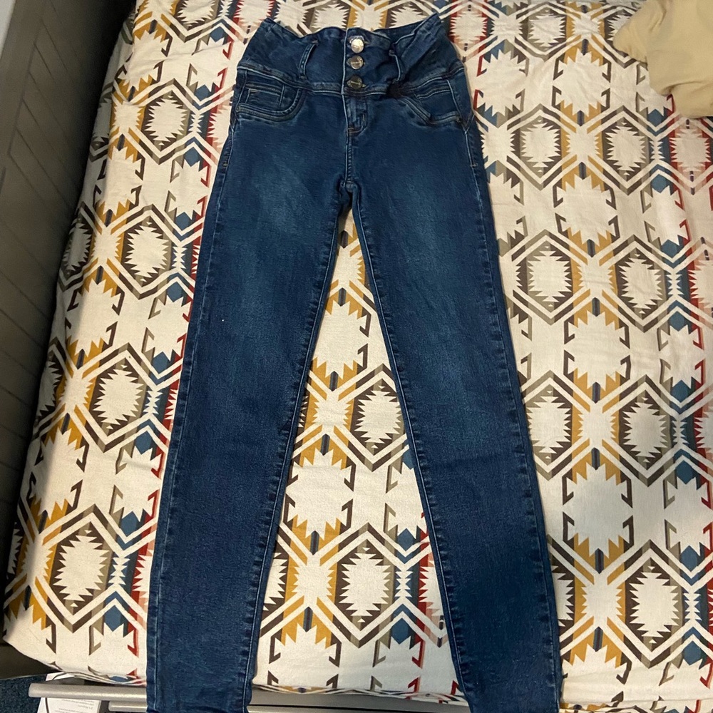 Skinny blue jeans, with a small waistband that shapes body. Good for size 4-6